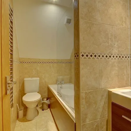 The Old Auction Lot 2 With Private Parking